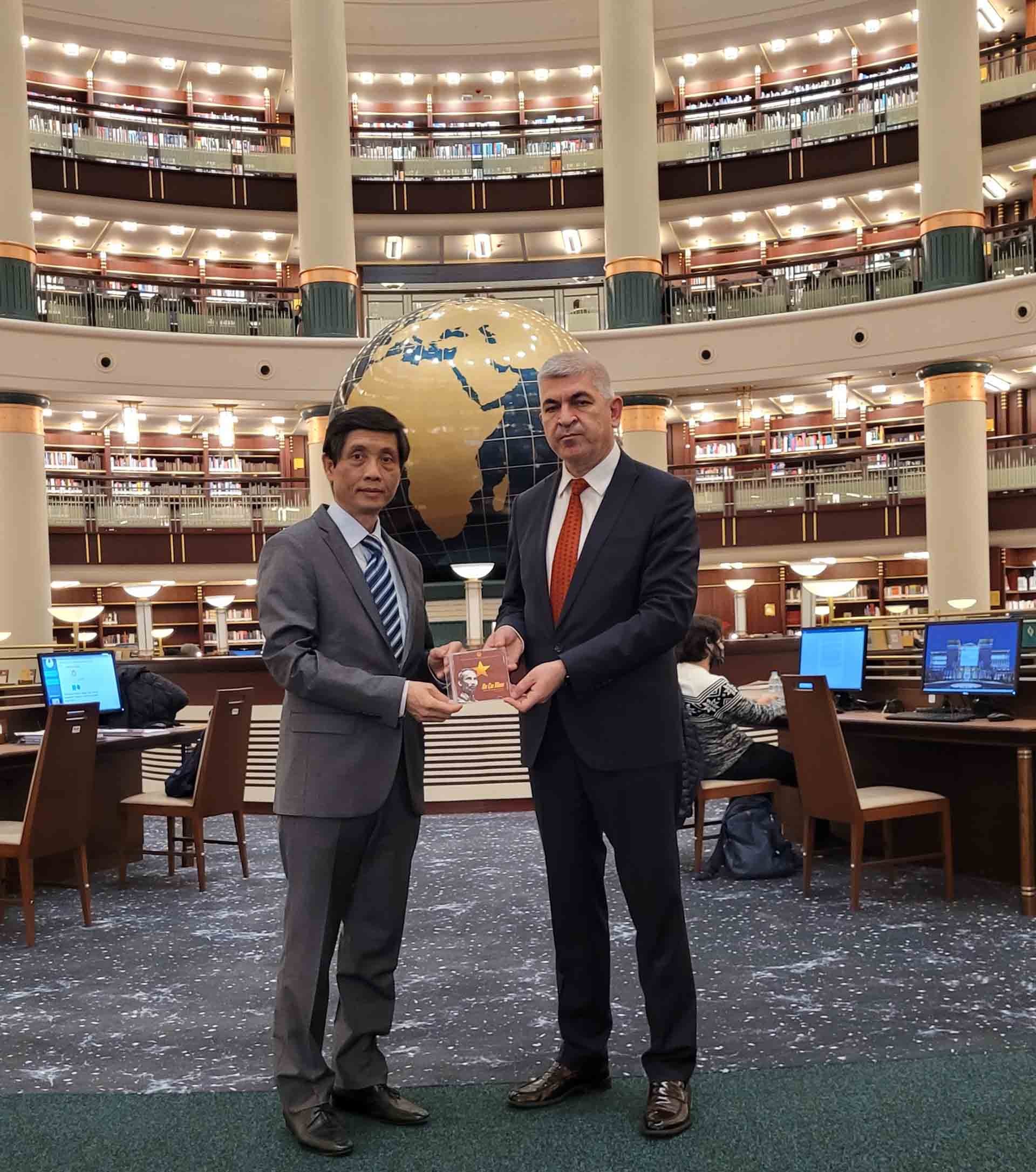 DVD of President Ho Chi Minh presented to Turkish Presidential Palace’s library